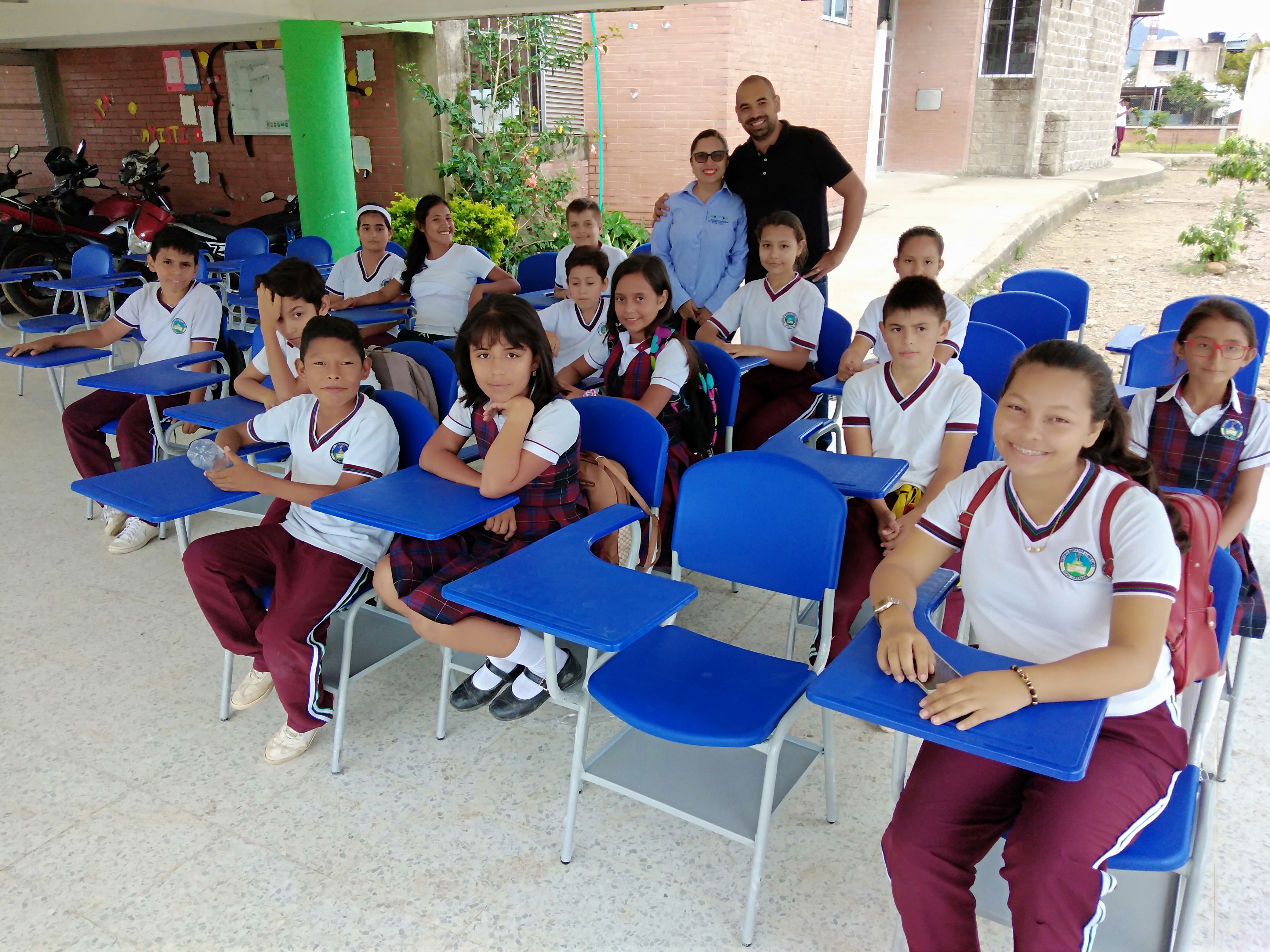 La EAAAY realizó la entrega de 30 pupitres al Instituto Técnico Empresarial de Llano Lindo-ITELL