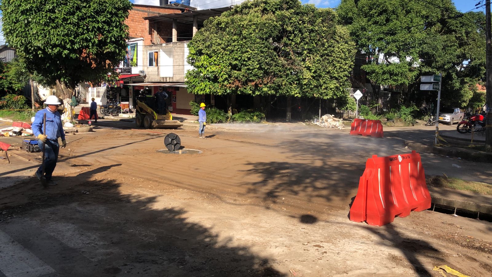 HABILITADA LA VÍA DE LA CARRERA 24 CON CALLE 24, CERRADA POR ATENCIÓN A EMERGENCIA EN LA RED DE ALCANTARILLADO.